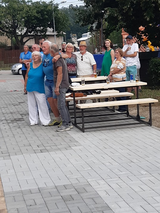 foto2 občanů poslouchajících kapelu BABAOUCI Ostředek 27 8 2022 parčít před Restaurací