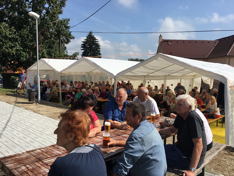 foto3 občanů poslouchajících kapelu BABAOUCI Ostředek 27 8 2022 parčít před Restaurací