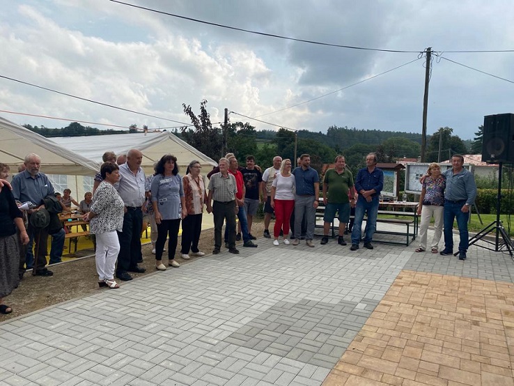 foto4 občanů poslouchajících kapelu BABAOUCI Ostředek 27 8 2022 parčít před Restaurací