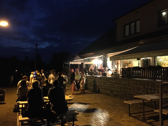 foto7 občané tančící kapela THM Ostředek 27 8 2022 parčík před Restaurací