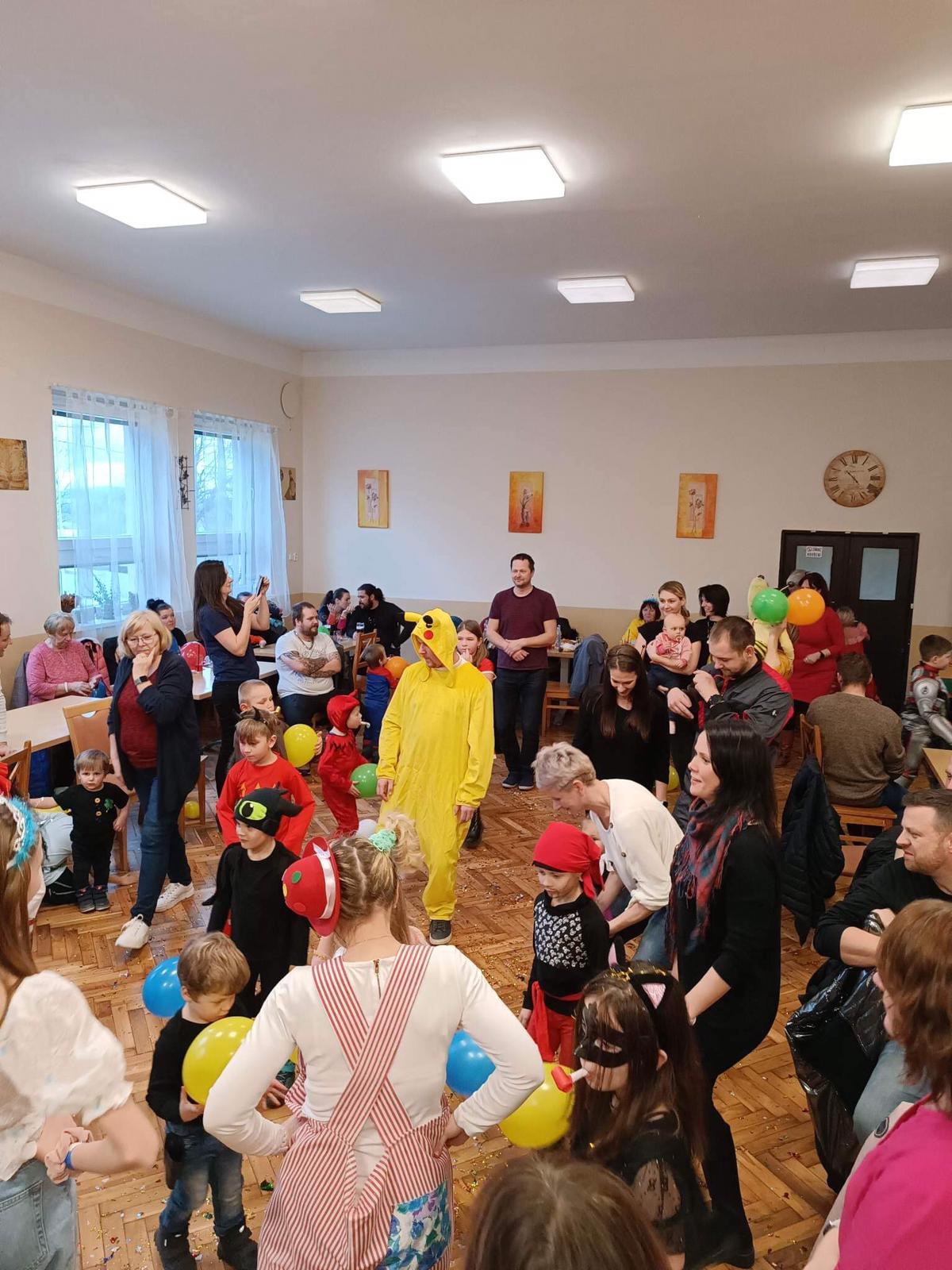 Karneval foto 4 děti v maskách tančí