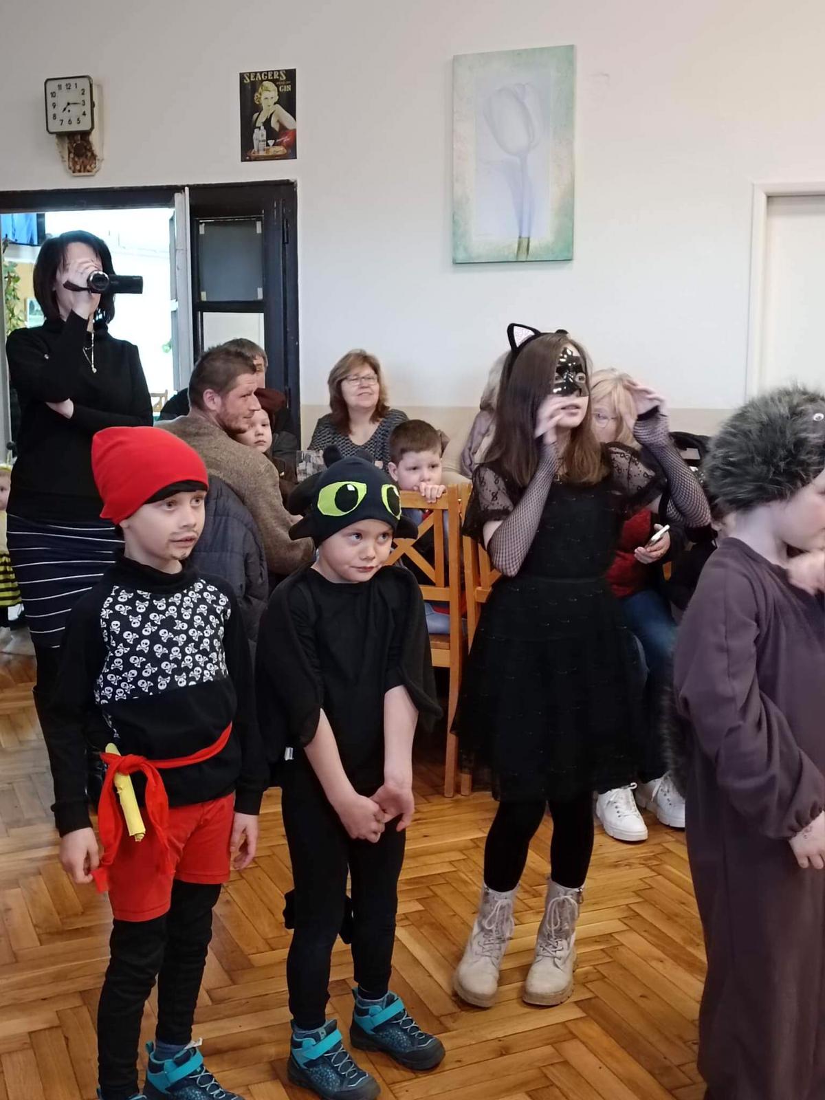 Karneval foto 5 děti v maskách soutěží