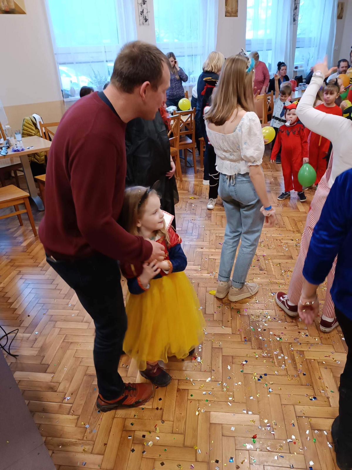 Karneval foto 6 děti v maskách tančí