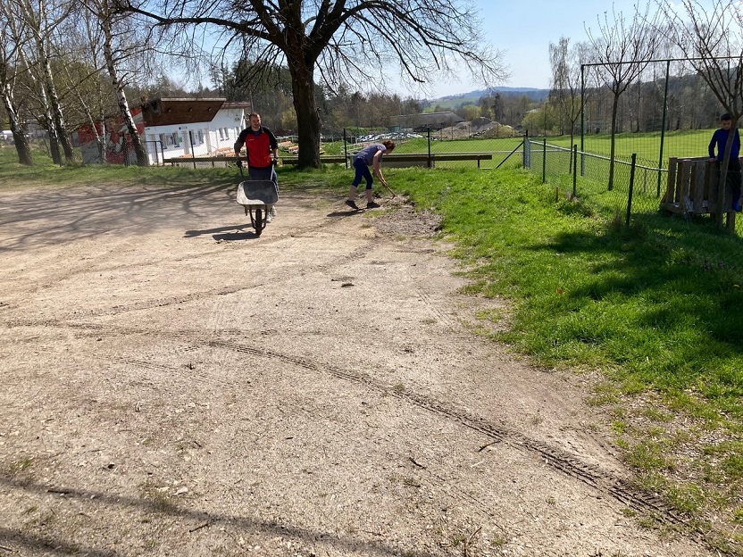 Akce vyčištěno foto 3 uprava parkovistě u hřiště