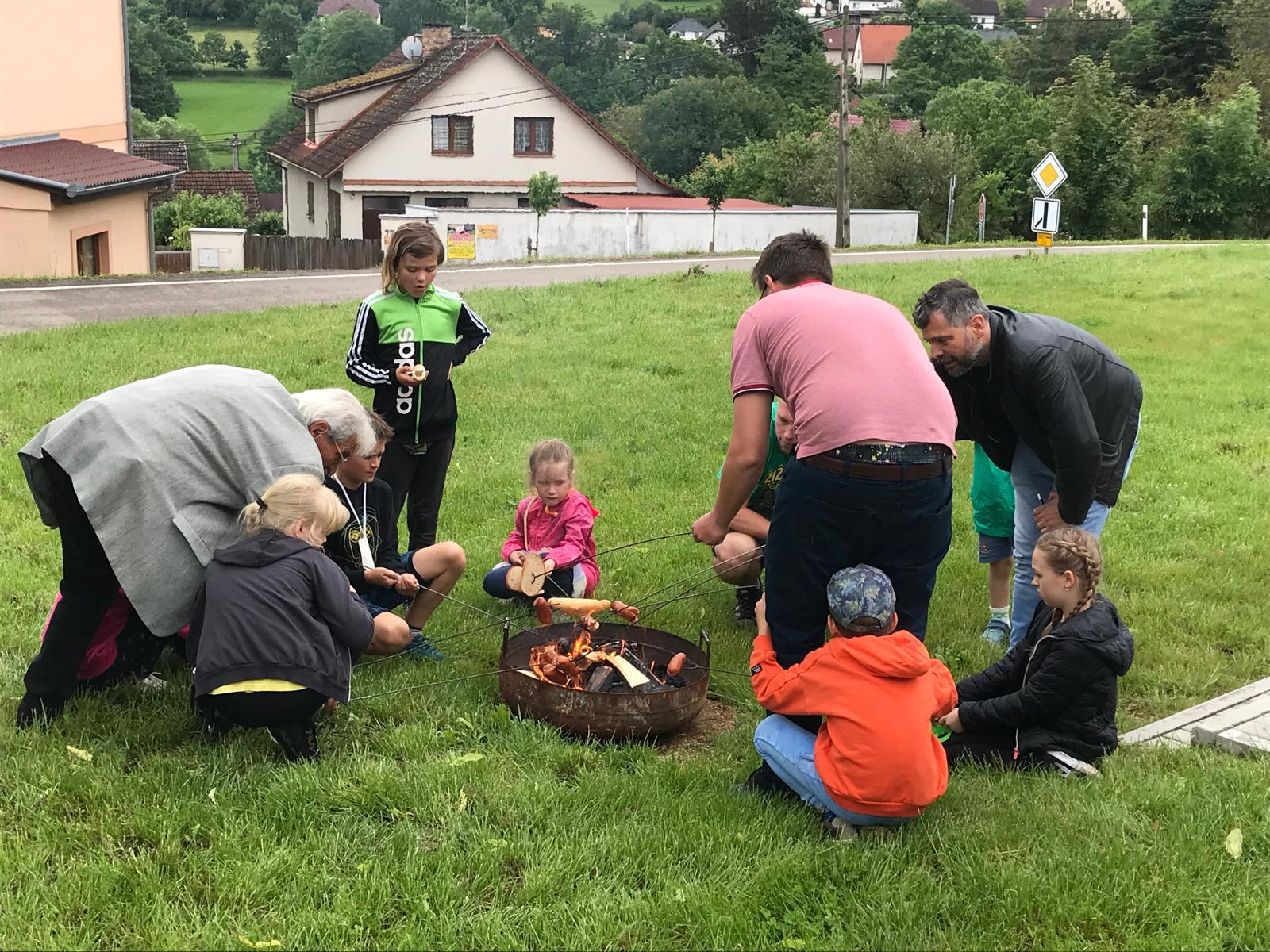 Den dětí v Ostředeku děti opékají vuřty