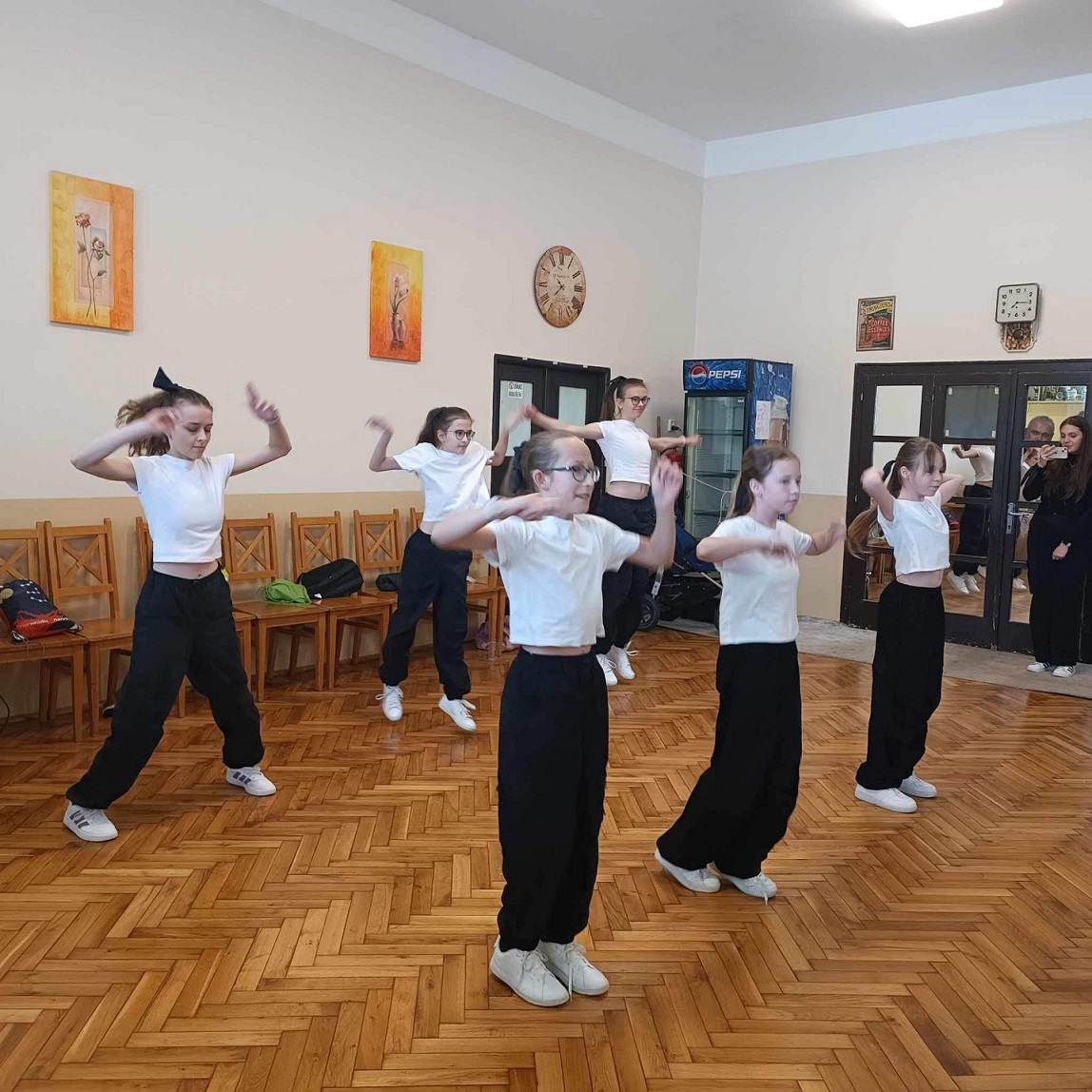 Den Matek v Ostředku dívčí skupina tancující street dance