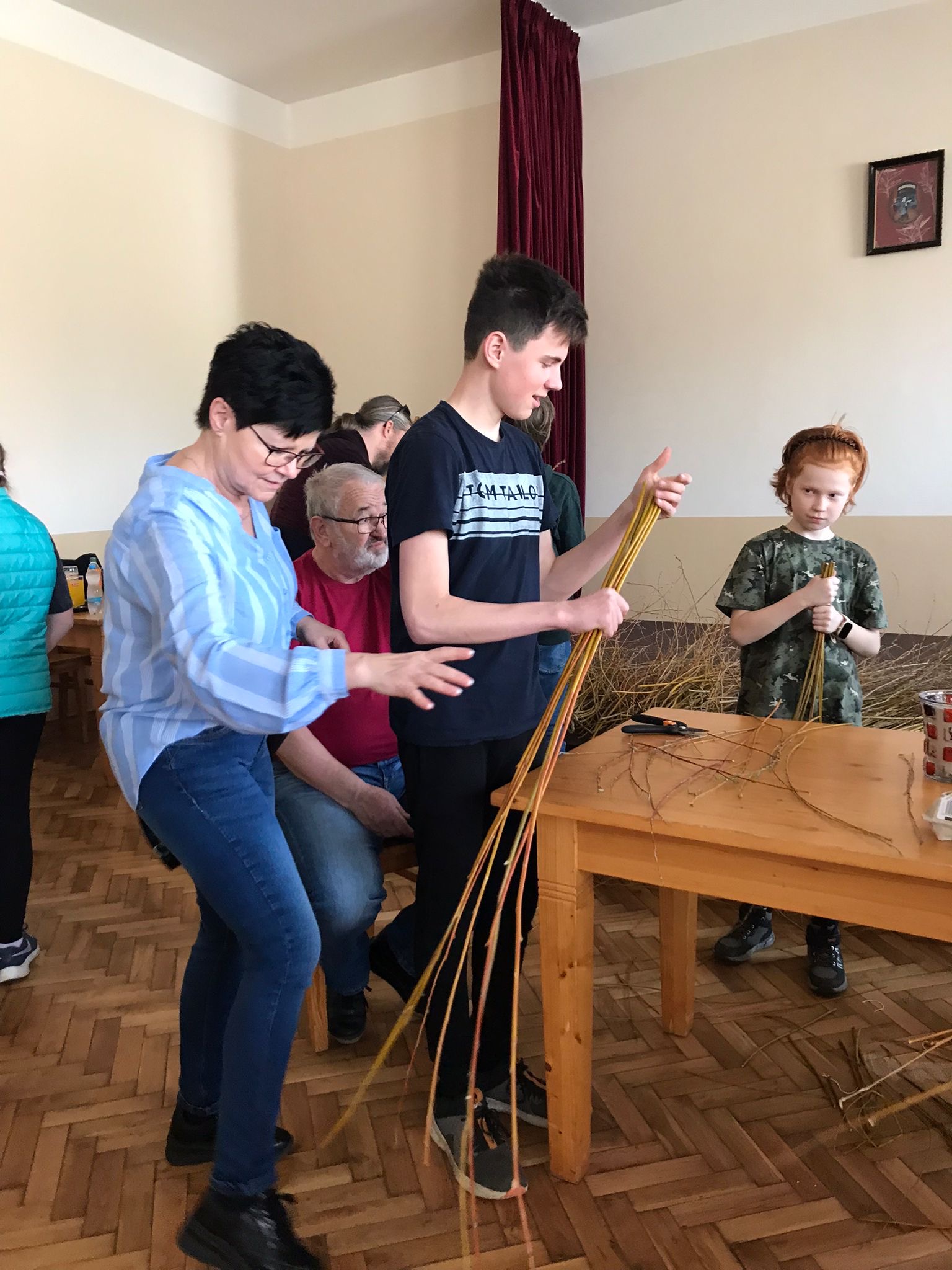 Velikonoční dílny v Ostředku děti pletou pomlázku