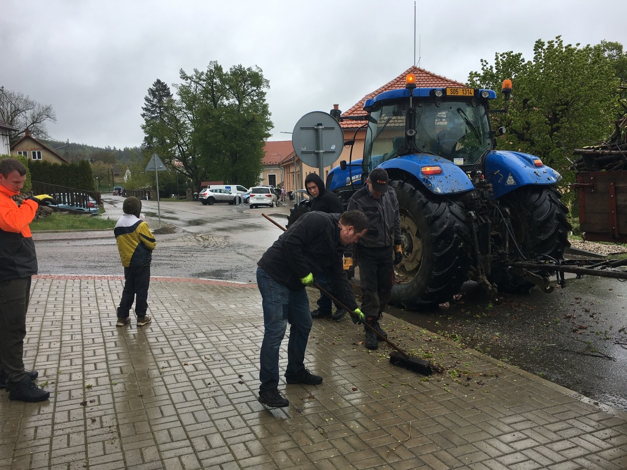 Foto 2 z akce VYČIŠTĚNO muži zametající chodník podél silnice