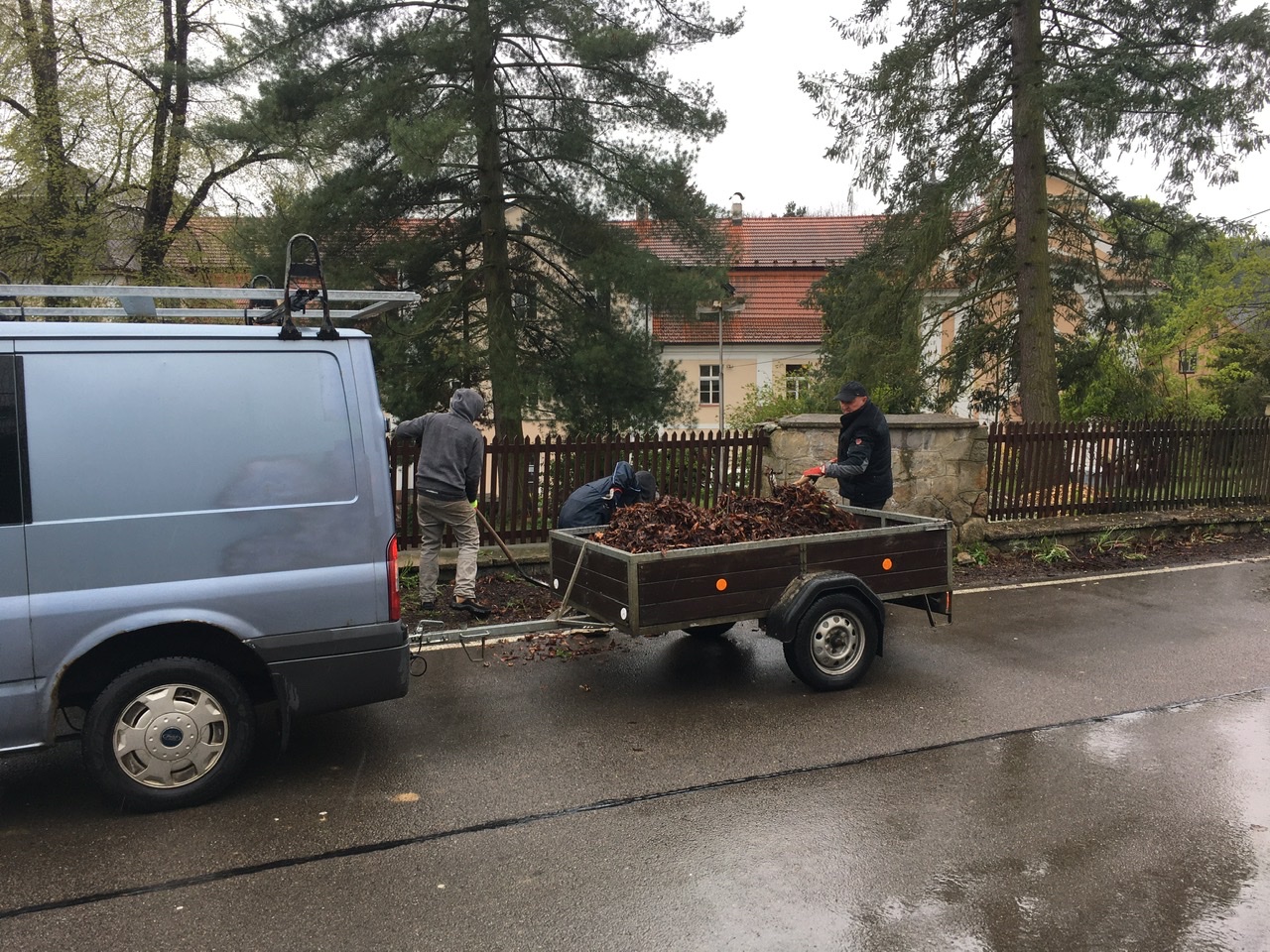 Foto 6 z akce VYČIŠTĚNO muži nakládající listí shrabané podél silnice